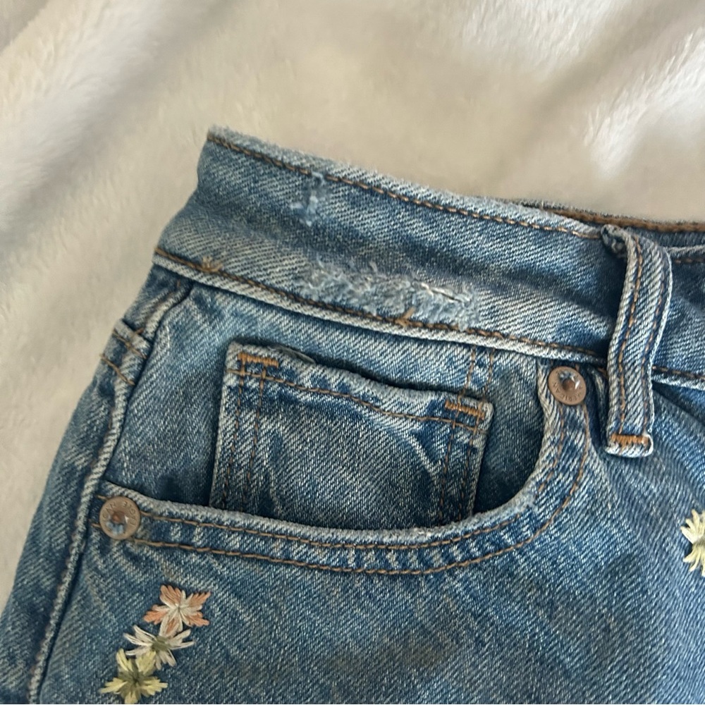 American Eagle Mom short with embroidered flowers - Picture 5 of 6